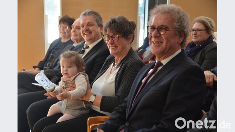 Leonie, Raabs jüngstes Enkelkind, verfolgt die Reden aufmerksam auf dem Schoß von Oma Heidi. Bild: dob