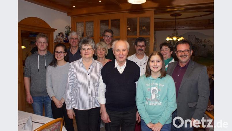 Alfons Zilk an seinem 80. Geburtstag mit seiner Frau Elfriede, seinen Söhnen, Schwiegertöchtern und vier Enkel. Bürgermeister Manfred Dirscherl (rechts) überbrachte dem Jubilar die Glückwünsch der Gemeinde. Bild: mmj