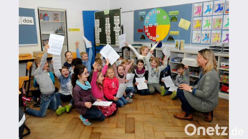 Die Erstklässler der Max-Josef-Schule in Amberg freuen sich mit Klassleiterin Kerstin Bayerl über die Halbjahreszeugnisse. Bild: Stephan Huber