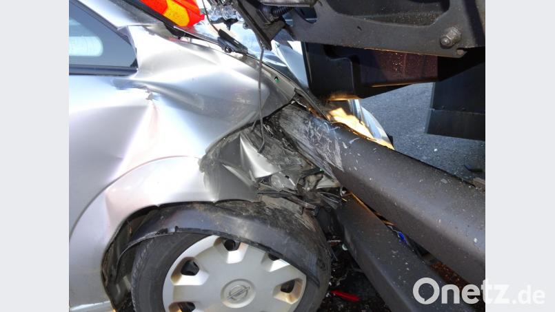 Der Pkw-Fahrer wurde bei der Kollision mit dem Lastwagen leicht verletzt. Es entstand ein Gesamtschaden von 15 000 Euro. Bild: Dobmeier