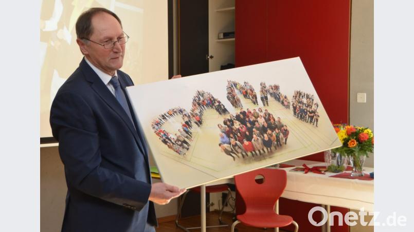 Die ganze Schulfamilie sagt &quot;Danke&quot;. Konrektor Richard Troglauer zeigt den Gästen die Fotografie mit allen Schülern und Lehrkräften. Bild: dob