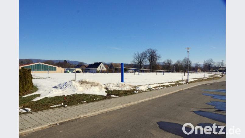 Im Hintergrund sind die zwei unter Denkmalschutz gestellten Eichen zu erkennen. Bei der Bebauung der benachbarten Parzellen sind die Bauherrn auf die Beeinträchtigung und das Fällverbot hinzuweisen. Bild: bkr