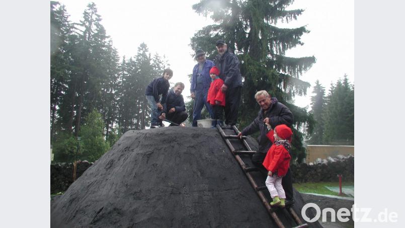 Vor sechs Jahren konnte der Meiler noch entzündet werden – jetzt plant unter anderem Alfons Klingel, den Meiler wieder so herzurichten, dass er seiner Funktion wieder nachkommen kann. Bild: gis