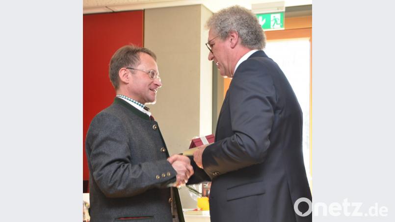 Auch Dekan Alexander Hösl verabschiedet sich herzlich. Alfons Raab habe den Schülern stets seine Glaubenstradition vermittelt. Bild: dob