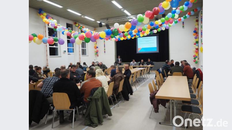 An der Bürgerversammlung in der Turnhalle nehmen rund 50 Bürger teil. Bild: gz