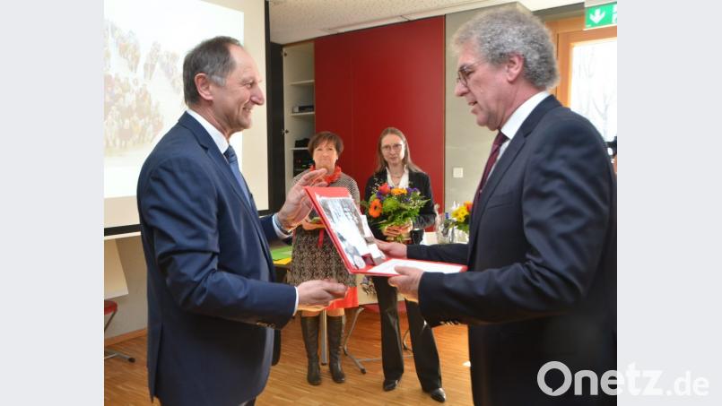 Eine zweistündige Abschiedsfeier verdeutlicht, wie geschätzt der Rektor der Pfalzgraf-Friedrich-Mittelschule ist. Jetzt gehört seine Freizeit seiner Familie und vor allem seinen Enkelkindern Lukas und Leonie. Bild: dob