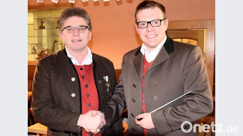 Christian Bäuml (rechts) ist der neue Dirigent der Blaskapelle St. Ägidius in Schmidmühlen. Ein Willkommen im Musikantenkreis sprach ihm Vorsitzender Richard Fischer aus. Bild: bö