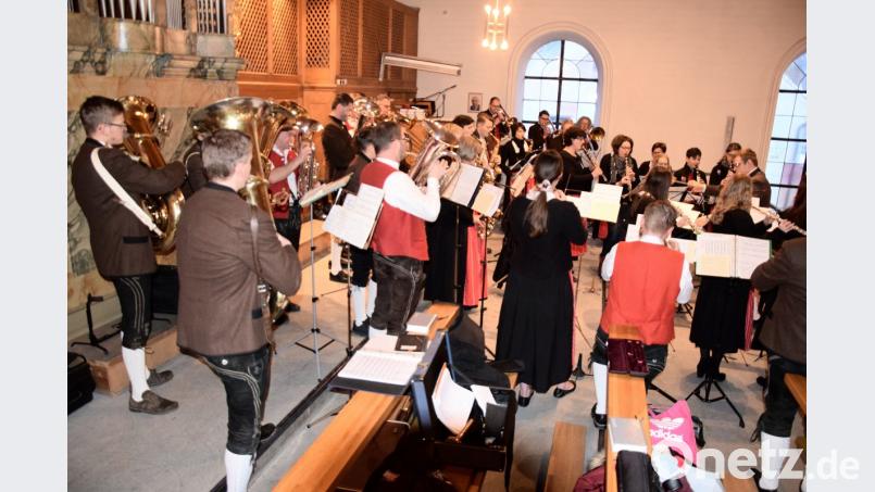 Das Jahresamt in der Pfarrkirche St. Ägidius war der erste große Auftritt der Blaskapelle St. Ägidius in diesem Jahr mit ihrem neuen Dirigenten. Bild: bö