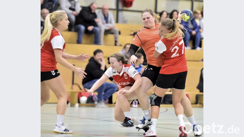 Ein hartes Stück Arbeit wartet auf die Amberger Handballerinnen (im Bild Zweite von rechts Isabell Behringer) im Heimspiel gegen den HC Forchheim. Der liegt nur einen Punkt hinter Spitzenreiter Nabburg/Schwarzenfeld und ist mit 342 Toren angriffsstärkstes Team der Bezirksoberliga. Bild: Hubert Ziegler