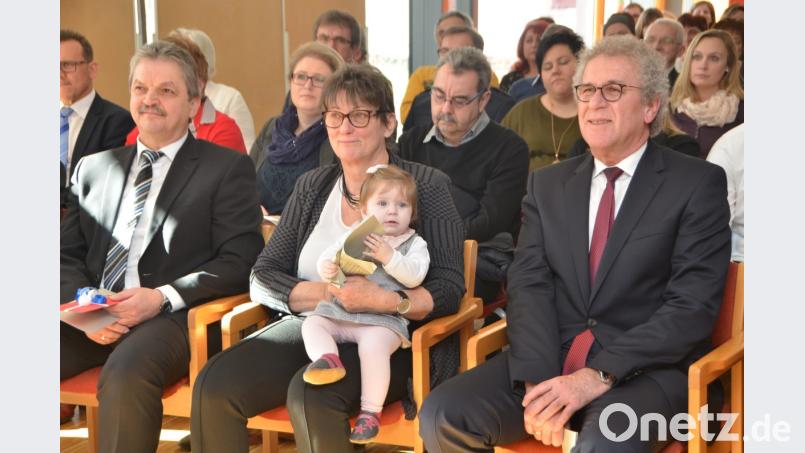 Leonie, Raabs jüngstes Enkelkind, verfolgt die Reden aufmerksam und geduldig auf dem Schoß von Oma Heidi. Bild: dob