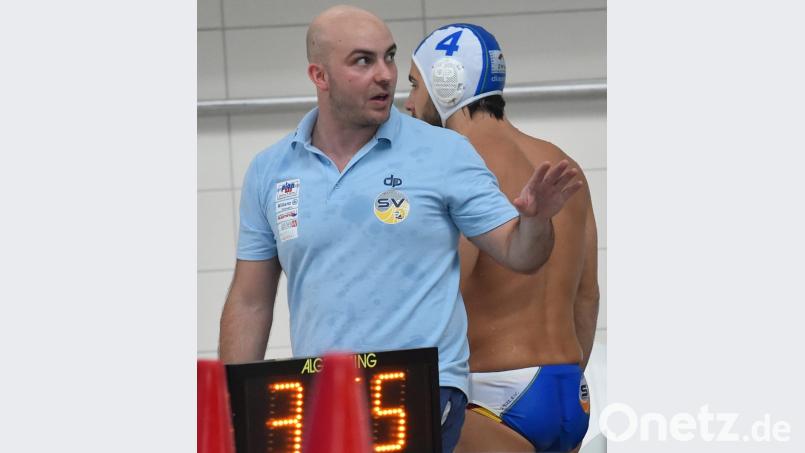 Thomas Aigner, Trainer der Weidener Wasserballer, gibt Anweisungen: Auf seine Mannschaft wartet am Samstag beim Tabellenzweiten SV Ludwigsburg eine sehr schwere Aufgabe. Bild: af