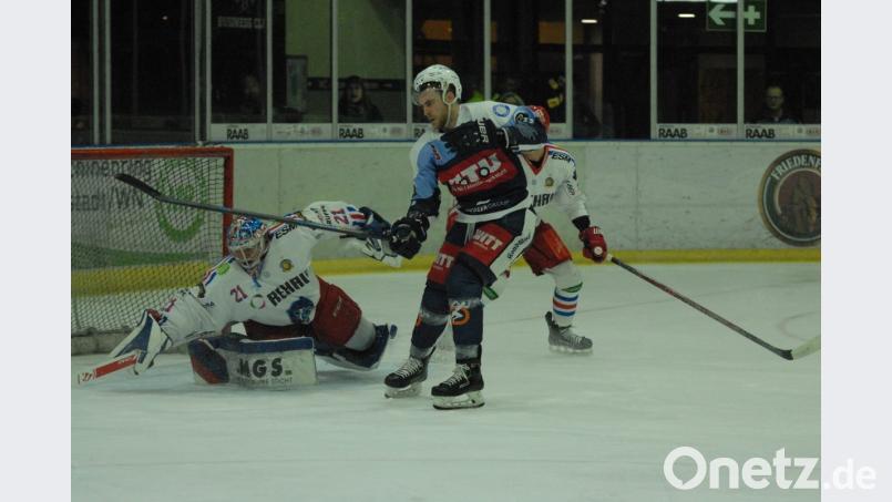 Matt Abercrombie vor dem Kasten von Wölfe-Goalie Manuel Kümpel: Der Kanadier steuerte am Freitagabend zwei Treffer zum 9:3-Derbysieg der Blue Devils gegen die Selber Wölfe bei. Bild: gb
