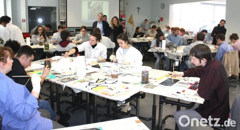 Die Kunstmalerin Katharina Gierlach (Bildmitte) freute sich zusammen mit Schulleiter Ludwig Pfeiffer über die Begeisterung, mit der die Jugendlichen aus Saint-Pourcain ans Werk gingen. Bild: lg