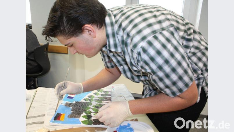 Völkerverbindend: Einer der jungen Franzosen wählte als Motiv die Burg Haus Murach, flankiert von der deutschen und der französischen Flagge. Bild: lg