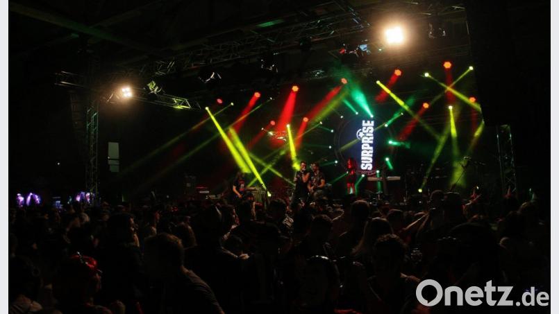 Mit einer tollen Lichter-Show beeindruckte die Band „Surprise“ zu später Stunde. Bild: wro