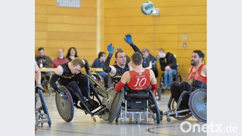Voller Einsatz: Die deutschen Rollstuhl-Rugby-Nationalspieler (dunkle Trikots) siegten gegen Österreich noch mit 46:43. Bild: zg