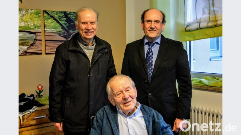 Auch Pfarrer Hans-Peter Bergmann (links) und Hirschaus stellvertretender Bürgermeister Josef Birner kamen ins Seniorenheim, um Gottfried Kaa zum 90. Geburtstag zu gratulieren. Bild: fdl