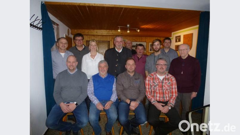 Sie ziehen bei den Siedlern gemeinsam weiter an einem Strang: Sitzend, von rechts: der Vorstand mit Erwin Schönl, Markus Kummer, Bernhard Kummer und Michael Liedl, dahinter die acht Beisitzer. Rechts vorne Hans Wagner. Bild: bk