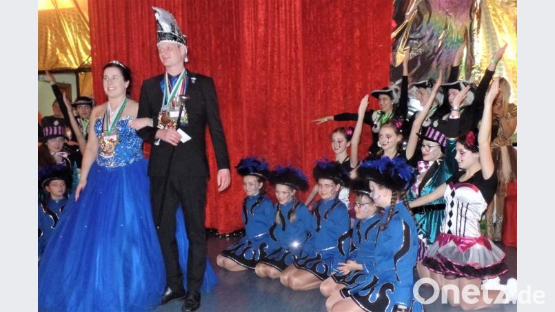 Ihre Lieblichkeit Susi I. und Prinz Michael I. samt Hofstaat bei ihrer Premiere. Bild: jml