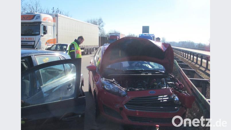Die Fahrerin dieses roten Ford hatte den zweiten Unfall ausgelöst, bei dem am Freitag zwei Personen verletzt wurde. Bild: exb/THW Nabburg