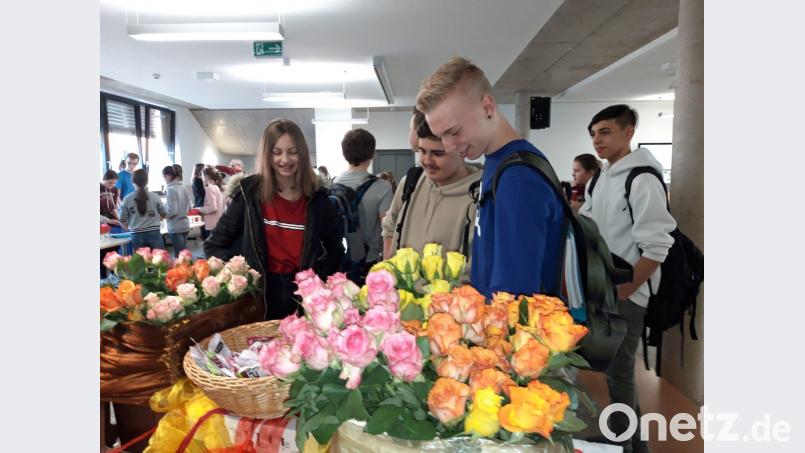 Sag's durch die Blume beim Valentinstag an der Realschule. Die Schüler hatten dort ein Fairtradeprojekt auf die Beine gestellt. Bild: exb