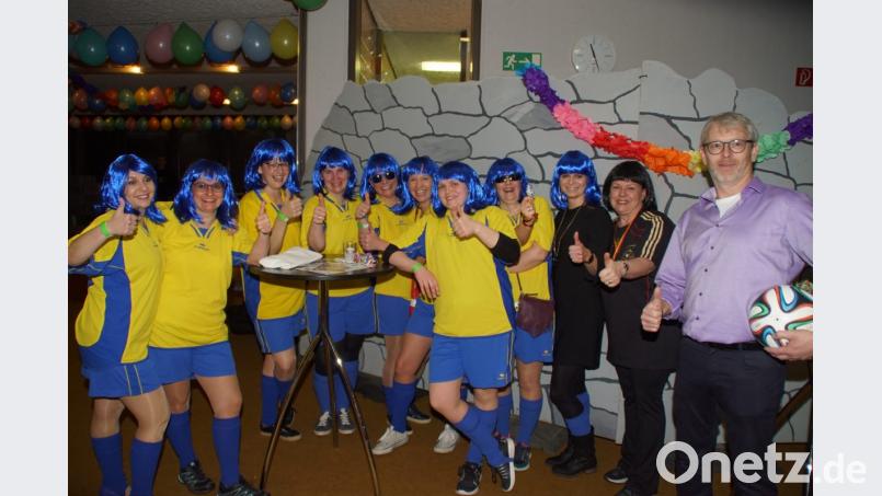 Geheimnis beim Fasching gelüftet: der FC Schönsee geht mit einer eigenen Damenmannschaft in die neue Saison. Bild: mmj