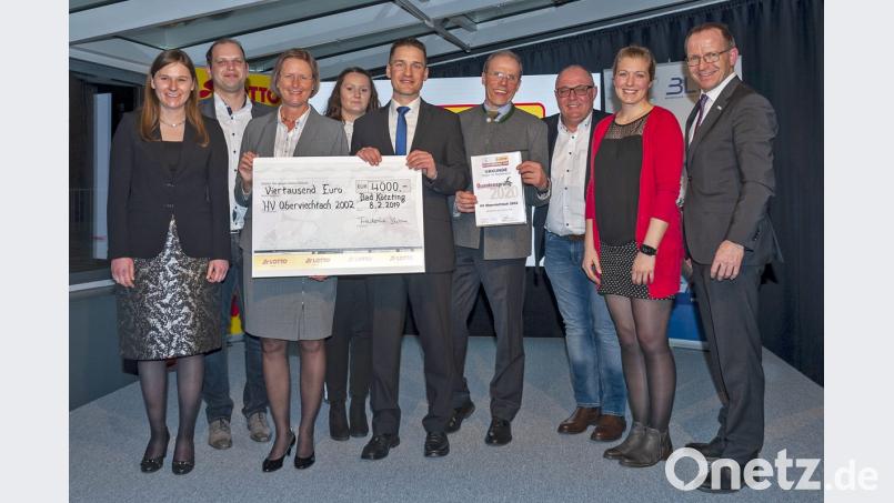 Ludwig Pfeiffer (Vierter von rechts), Michael Teplitzky und Theresa Schmid (Fünfter bzw. Zweite von rechts), Annalena Dobler (Vierte von links) sowie Michael Lang (Zweiter von links) nahmen den mit 4.000 Euro dotierten Geldpreis aus den Händen von BLSV-Präsident Jörg Ammon (rechts) und Lotto-Bayern-Präsidentin Friederike Sturm (Dritte von links) freudestrahlend in Empfang. Bild: gud