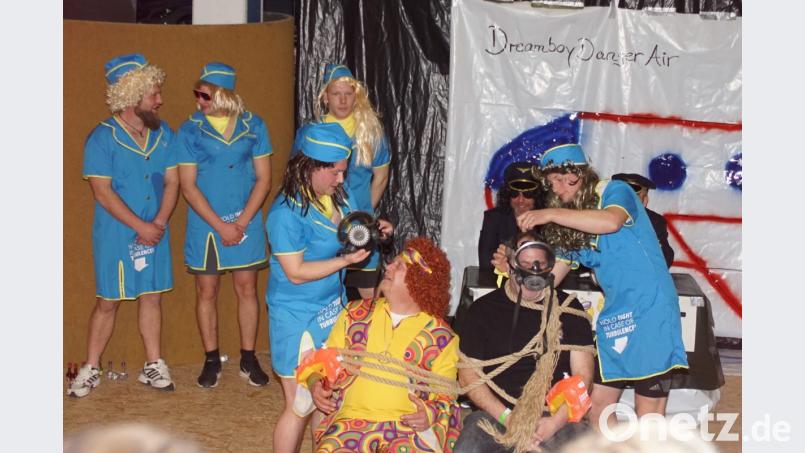 Sicherheitsanweisungen in der Dreamboy-Danger-Air erhielten Besucher aus dem Publikum. Bild: mmj