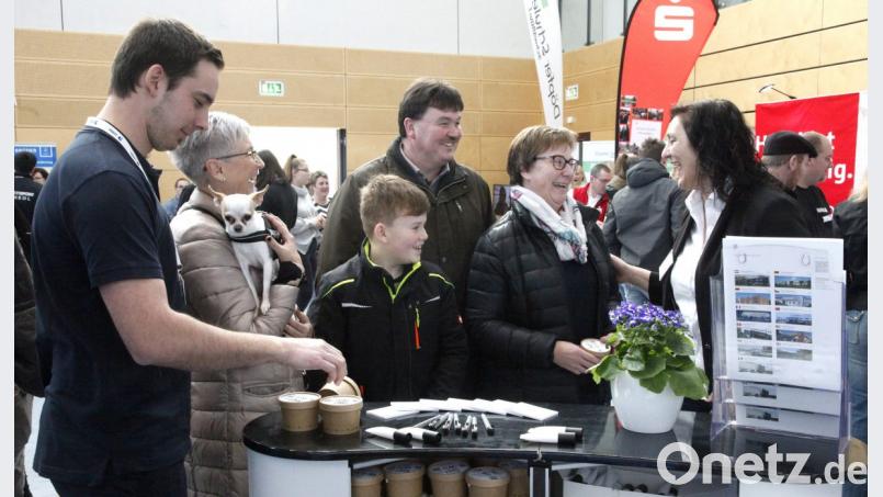 Großer Andrang herrschte an den Ständen. An der Bildungsmesse beteiligten sich über 80 Aussteller. Bild: Hirsch