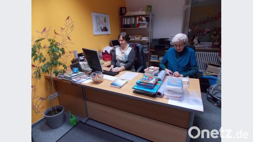 Pauline Klöble und Marianne Reger (von links) beim Einpflegen der Bücher. Bild: jbe