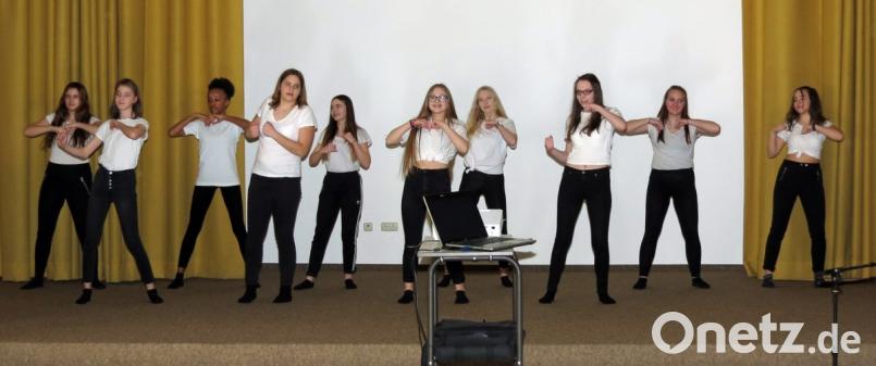 Die Tanzgruppe der 8. und 9. Ganztagsklasse an der Wirtschaftsschule begeistert die Gäste in der Aula zum Tag der offenen Tür. Bild: Dobmeier