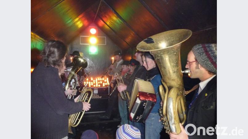 Vielleicht auch ein potenzieller Kultur-Preisträger in der Kategorie Musik? Die Asphaltkapelle beim Konzert in der Etsdorfer Asphaltkapelle. Bild: exb