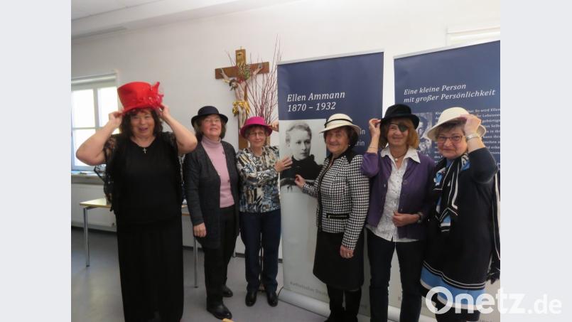 Die FB-Frauen um Vorsitzende Olga Luft (li.) zogen den Hut vor dem Bildnis der couragierten Ellen Ammann. Bild: ubb