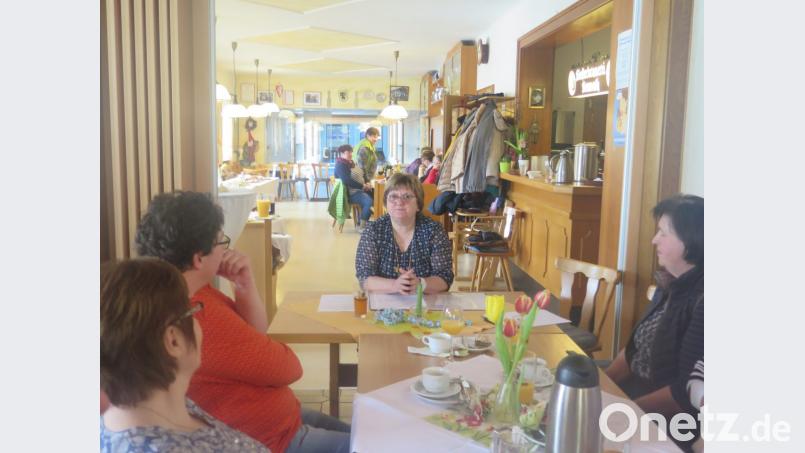&quot;Gschichtn fast wöi im richtign Lebn“, erzählt Anni Lautenbacher (hinten) den Landfrauen im Gasthaus „Zur Fantasie“. Bild: jzk