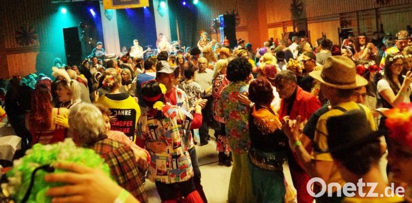 Die Tanzfläche beim Feuerwehrball in Schwarzhofen war bei der tollen Musik der „Urwaidler“ immer gefüllt. Bild: weu