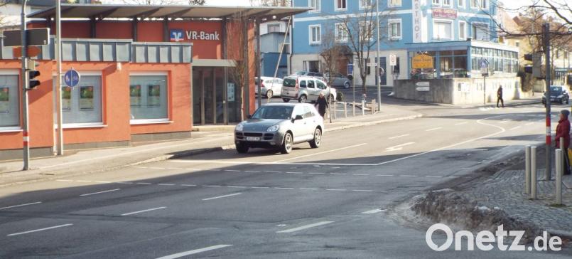 An der Einmündung der AS 27 aus Richtung Köfering vom Schlossplatz in die Staatsstraße 2165 soll es künftig eine Druckampel für Fußgänger geben. Die wird aber während der grünen Welle auf der Vilstalstraße nicht mehr sofort auf Grün schalten und so den Verkehr bremsen. Wenn die Ampeln aus sind, soll sie jedoch immer in Betrieb sein. Bild: e