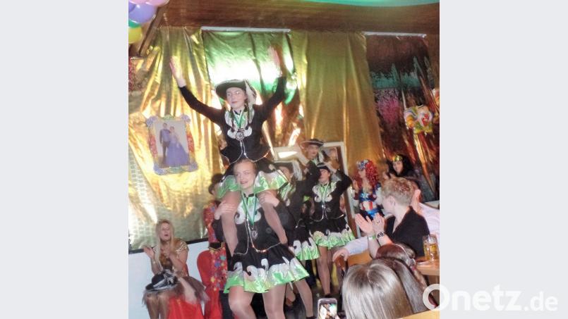 Mit den Klängen des Narrhallamarsches erobert die Prinzengarde die Manege. Bild: jml