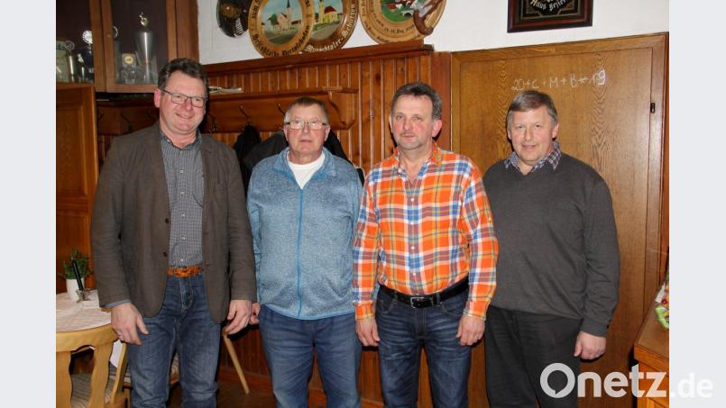 Gelohnt hat sich die Teilnahme an der Landesschau in Ulm für Zuchtwart Karl Bodensteiner (Zweiter von links) und Züchter Eduard Zitzmann (Zweiter von rechts) allemal. Letzterer kehrte mit seiner Rassezucht „Kleinsilber gelb“ sogar als Bayerischer Landesmeister zurück. Einen Landesmeister in den eigenen Reihen zu haben freute natürlich besonders Vorsitzenden Martin Fuchs (rechts) und Bürgermeister Martin Prey (links) Bild: boj