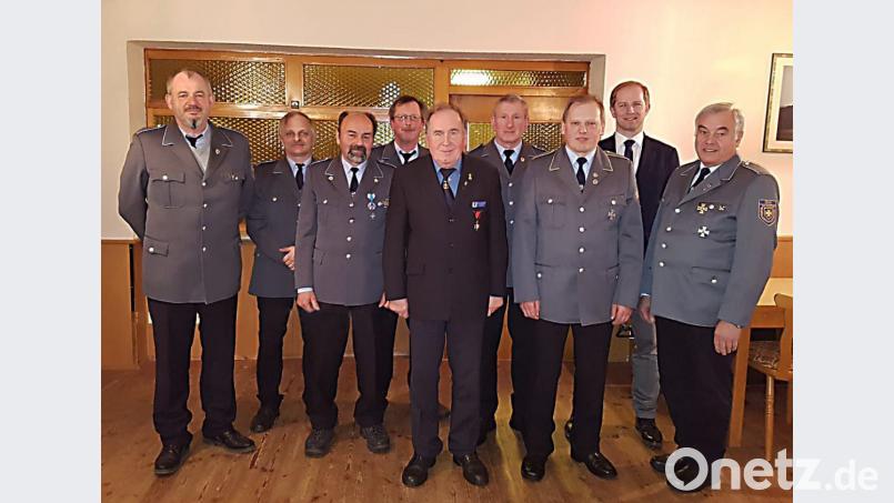 Josef Giesl (2. von rechts) und seine Führungsmannschaft mit den Ehrengästen Bild: ral