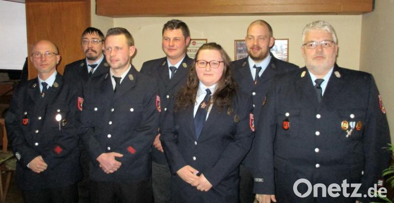 Kommandant Markus Meyer (rechts) dankt (von links) Horst Busch (20 Jahre) und Ralf Voith (25 Jahre) für ihre Treue. Hauptfeuerwehrmann Benjamin Franzke, Feuerwehrmann Matthias Schlicht, Oberfeuerwehrfrau Michaela Leineweber und Oberfeuerwehrmann Christopher Söllner gratuliert er zur Beförderung. Bild: kkl