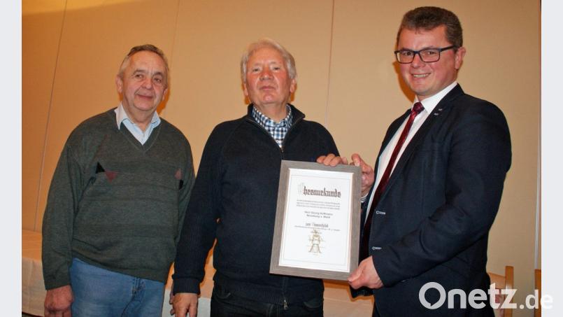Kassier Manfred Mehltretter (links) und Bürgermeister Martin Birner überreichten an Vorsitzenden Georg Hoffmann (Mitte) die Ernennungsurkunde zum Ehrenmitglied. Bild: agr