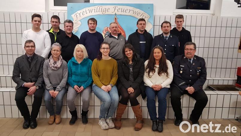 Alles atmet auf! In der Feuerwehr Saubersrieth-Niederland geht es mit dieser Mannschaft wieder weiter. Erster Neuer Vorsitzender der Floriansjünger aus Saubersrieth und Niederland ist Günter Pösl (hinten, Dritter von rechts). Als Stellvertreter steht ihm Hans Prem (hinten, Vierter von rechts) zur Seite. Erster Kommandant ist künftig Josef Neuber (hinten, Zweiter von rechts) und zweiter Kommandant Wolfgang Bergmann (hinten Dritter von links). Bild: gi