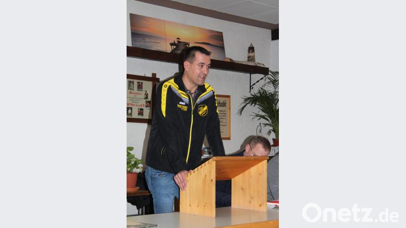 Fußball-Abteilungsleiter Christian Schmidt erstattet in der Jahreshauptversammlung bericht für die Sparte. Bild: stg