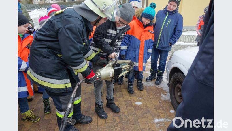 &quot;Begreifen&quot; ist angesagt wenn die Schülerinnen und Schüler der Grundschule Teunz die Feuerwehr besuchen. Interessiert begutachten die Kinder die vorgestellten Gerätschaften, angefangen vom Rauchmelder über die Wärmebildkamera bis hin zum Rettungsspreizer. Bild: tkr