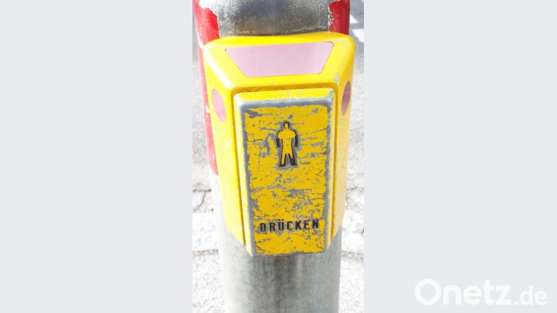 „Signal kommt“: Das gilt künftig nicht mehr sofort bei der Druckampel an der Vilstalstraße bei der Apotheke: Wenn die grüne Welle für Fahrzeuge rollt, müssen Fußgänger geringfügig länger warten, um den Verkehr nicht zu bremsen. Bild: e