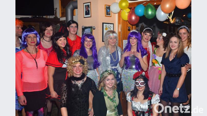 Frauenkleider sind bei beiden Geschlechtern ein Muss, um beim "Enzian"-Damenball dabei zu sein. Bild: fjo