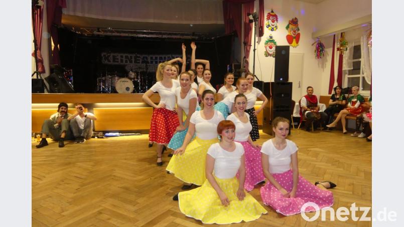 Stimmung beim Vier-Mächte-Ball in Neukirchen. Hier die Tanzgruppe Spotlight. Bild: rtw