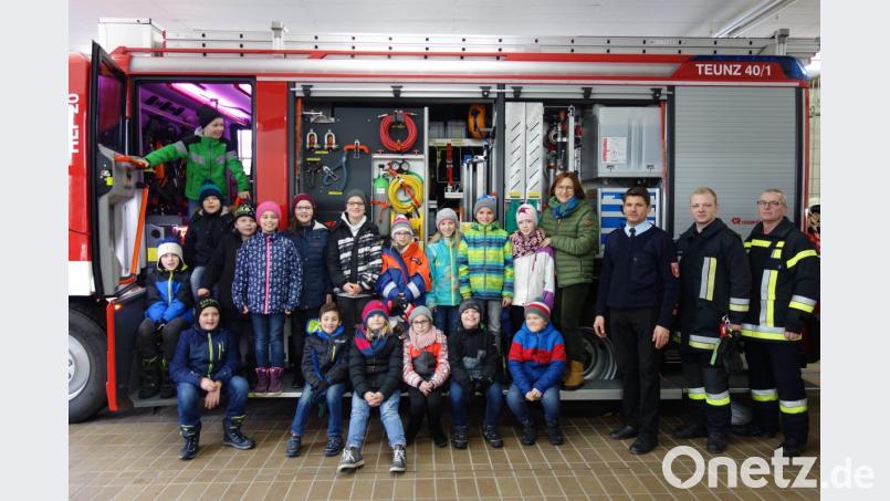 Ein Erinnerungsbild vor dem neuen Feuerwehrauto zusammen mit der Klassenlehrerin Sigrid Scharrer-Hausler (4. vo.li) Kommandant Andreas Brandstätter (3. vo.li) und den Feuerwehrleuten gehört zum Pflichtprogramm. Bild: tkr