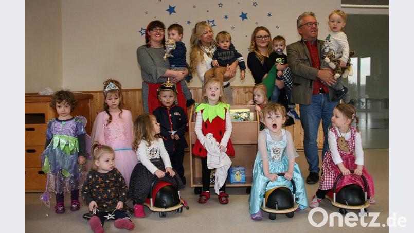 Der neue Bücherwagen stammt aus dem privaten Spendentopf Toni Dutz‘ (rechts mit Enkel Kilian am Arm). Über das kleine Möbelstück freute sich der Kindergarten Sankt Elisabeth. Bild: wro