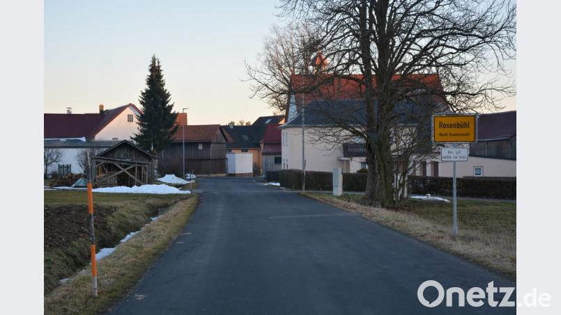 Die kleine Ortschaft Rosenbühl soll sowohl nördlich, als auch östlich von der Trassenführung des SuedOstLink beeinträchtigt werden. Dagegen formiert sich nun massiver Widerstand, wobei die Rosenbühler den Konnersreuther Marktrat auf ihrer Seite wissen. Ziel ist es, die mögliche Trassenführung rund um das Dorf zu verhindern. Bild: jr